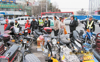 東崗交警大隊嚴查“三無”摩托車